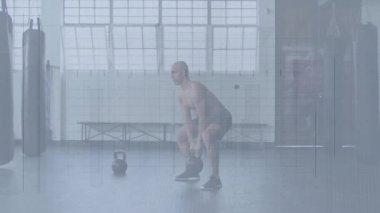 Fitness stüdyosunda sallanan kaslı adam hareketli güç grafiğini gösteriyor. Güç, antrenman, atletizm, sağlık, hareket, dinamik, spor