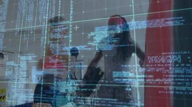 Kadın boksör spor salonunda koçun rehberlik ettiği kum torbası dijital şebeke ve kod gösteriyor. Spor, antrenman, fitness, teknoloji, yenilik, egzersiz, atletizm