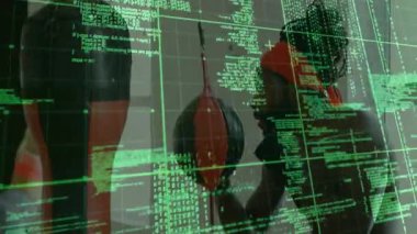 Spor salonunda hız torbasını yumruklayan adam fitness teknolojisi için dijital kod kaplamasını gösteriyor. Atletik, yoğun, fütüristik, yenilikçi, kararlılık, modern, güç