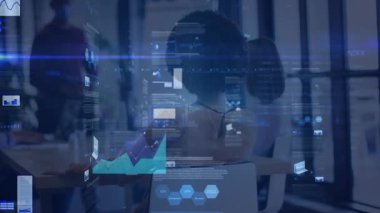 Üç meslektaş, iş konferans odasında yüzen pasta grafikleri ve bar grafikleriyle iş birliği yapıyor. Teknoloji, takım çalışması, yenilik, analitik, dijital, veri görselleştirme, profesyonel