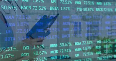 Klinikte dijital tableti inceleyen kadın doktor animasyon finansal çizelgeler ve kalp atışları gösteriyor. Tıbbi, profesyonel, sağlık, modern, teknoloji, analiz, yenilik