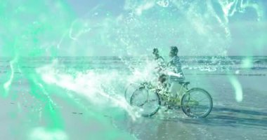 Sarı bisikletler üzerinde yürüyen anne ve oğul yeşil kaplamalı sağlık kampanyalarını destekliyor. Sahil, eğlence, coşku, rahatlama, açık hava, yaşam tarzı, uyum.