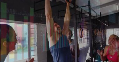 Spor salonunda tezahürat yapan bir grup arkadaş spor salonunda barfiks çubuğuna yanaşıyor ve verileri üst üste gösteriyor. Spor, spor, egzersiz, güç, antrenman, sporcular, iç mekan