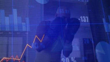 Spor salonunda erkek boksör eğitimi, fitness analitiği çizgi grafik ve bar animasyonlarıyla örtüşüyor. Atletik, analitik, performans, motivasyon, teknoloji, güç, fitness