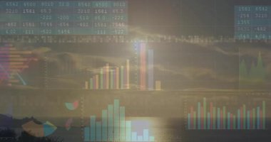 Kıyı günbatımını kaplayan mali veriler, çubuk grafikleri grafik ve tabloları gösteriyor. Finans, analitik, günbatımı, okyanus, görselleştirme, teknoloji, yatırım