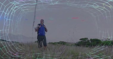 Gezgin sırt çantasıyla otlakta yürüyor AR 'ın kablo çerçevesini teknolojiyle örtüyor. Macera, keşif, açık hava, teknoloji, yenilik, manzara, giyilebilir