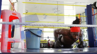 Erkek boksör boks salonu ringinde yumruk pratiği yapıyor. Animasyon fitness ölçümleri gösteriyor. Antrenman, spor, spor, spor, güç, dayanıklılık, yarışma