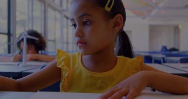 BTMM sınıfındaki kız öğrenci çizimi, rüzgar türbini modeli, ikili kod. Eğitim, yenilik, teknoloji, yaratıcılık, öğrenme, dijital, sınıf