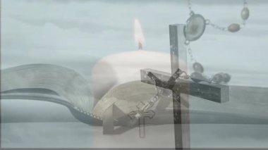 Bulutlu gökyüzüne yayılan açık kitap sayfaları, düz dizayn edilmiş haç şeklinde dizilmiş tespih boncukları. Maneviyat, bağlılık, inanç, meditasyon, kutsal, düşünceli, minimalist