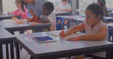 Öğretmen rehber öğrenci sınıfta, çizgi film karakteri simgesini defterin üstünde gösteriyor. Eğitim, sınıf, akıl hocalığı, çocukluk, öğrenme, üretkenlik, canlılık