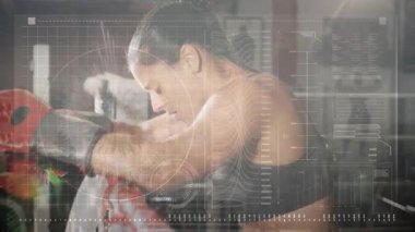 Boks ringinde öne doğru eğilen, eldivenlerini iplere dayayan, dijital sağlık istatistiklerini gösteren bir kadın. Sporcu, fitness, spor, teknoloji, eğitim, güç, canlılık