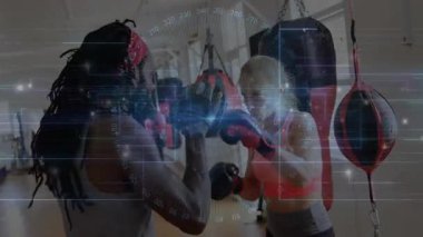 Spor salonunda pembe spor sutyen giyen bir kadın spor salonunda odak eldiveni yumrukluyor. Animasyon grafiği üst üste biniyor. Fitness, antrenman, atlet, güçlendirme, disiplin, motivasyon, güç