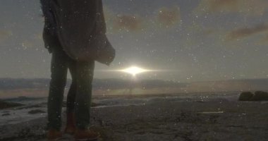 Kayalık kıyı şeridinde duran çift yıldız örtüsü geliştiren dijital tasarımı gösteriyor. Romantik, samimiyet, siluet, dinginlik, yansıma, sükunet, doğal