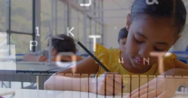 Sınıfta kalemle yazı yazan kız öğrenci yüzen alfanumerik grafiklerle öğrenme teknolojisi kullanıyor. Eğitim, öğrenim, sınıf, öğrenciler, teknoloji, odak, konsantrasyon