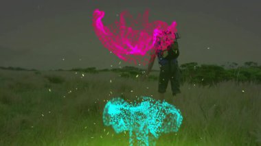 Alacakaranlıkta çayırı keşfeden erkek yürüyüşçü yüzen veri parçacıklarıyla teknolojiyi örtüyor. Macera, keşif, vahşi doğa, dijital sanat, fantezi, doğa, açık hava aktivitesi