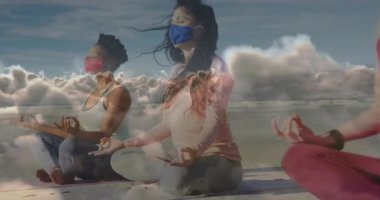 Rıhtımda meditasyon yapan kadınlar yoga minderlerinin üzerinde oturmuş, pofuduk bulutların üzerinde sürükleniyorlar. Sağlık, huzur, farkındalık, rahatlama, sükunet, ahenk, doğa