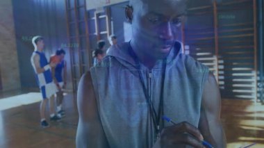 Animasyon veri grafikleriyle spor analitiği örtüşen spor takımına rehberlik ediyor. Atletik, takım çalışması, modern, eğitim, fitness, görselleştirme, motivasyon