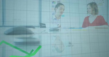 Ofisteki meslektaşlar cam odada iş stratejilerini tartışıyor, hareketli yeşil çizgi grafiği gösteriyorlar. Şirket, takım çalışması, analitik, yenilik, işbirliği, profesyonellik, modern