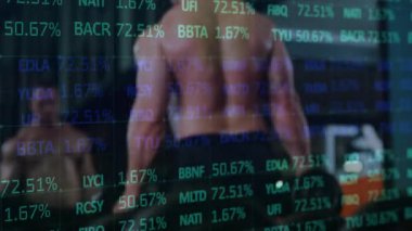 Spor salonunun ayna görüntüsünde dambılları kaldıran erkek sporcu, saydam borsa saat verileri üst üste biniyor. Zindelik, güç, egzersiz, eğitim, fizik, kararlılık, modern