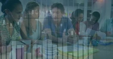Takım, konferans masasında işbirliği yapıyor, finans raporlarını yüzen şamdan çizelgeleriyle gözden geçiriyor. İş, takım çalışması, modern, yenilik, veri, analitik, profesyonel