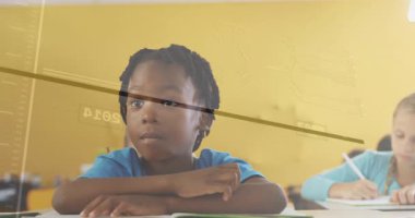 Sınıfta masa başında el kaldıran çocuk, eğitim teması için defterin üzerinde süzülen animasyon çizelgesi. Öğrenim, öğrenci, okul, eğitim, sınıf, konsantrasyon, merak