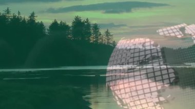 Dünya haritasını gösteren tel çerçeve küre sakin kıyı suları ve kayalık kıyıların üzerinde süzülüyor. Küre, dünya, teknoloji, ağ, navigasyon, yenilik, çevre