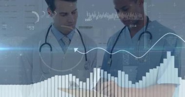 Klinikte hasta sağlığı verilerini inceleyen iki erkek doktor dijital çizelgeler ve dalga formları gösteriyor. Tıbbi, işbirliği, yenilik, teknoloji, sağlık, profesyonellik, klinik
