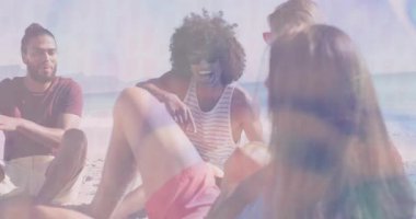 Kumsalda iş toplantısı yapan dört arkadaş, animasyon çizelgesi ve para çantası ikonlarıyla. Gündelik, boş, parlak, canlı, gevşeme, sosyalleşme, açık hava.