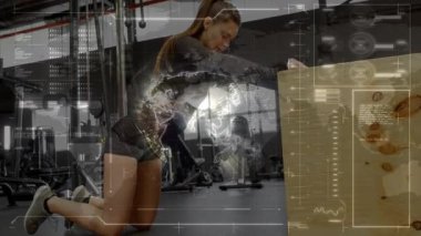 Kadın spor salonunda diz çöküp plyometrik kutuya yaslanıyor, dijital zindelik veri arayüzünü örtüyor. Zindelik, güç, teknoloji, sağlık, kararlılık, egzersiz, eğitim