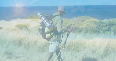Sahildeki kum tepecikleri üzerinde yürüyüş direkleri ayarlayan adam animasyon rota haritası ve sağlık çizelgesi gösteriyor. Macera, keşif, açık hava, yaban hayat, doğa, hareketlilik, aktif