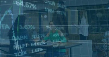 Ofis toplantısındaki raporları inceleyen iş adamları. Masanın üzerinde animasyon tabloları var. Şirket, işbirliği, modern, finans, takım çalışması, profesyonellik, analitik