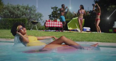 Arkadaşlar arka bahçede havuz kenarında uzanır, yüzer vaziyette ve güneş gözlüklerinde animasyon pazarlama ikonları sergilerler. Boş zaman, kutlama, canlı, açık hava, yaşam tarzı, arkadaşlık, yaz