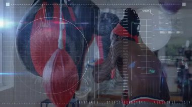 Spor salonunda kum torbası yumruklayan erkek boksör animasyon HUD performans verilerini gösteriyor. Sporcu, antrenman, spor, teknoloji, yoğun, güç, sağlık