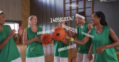 Kadın basketbolcular, kalp ikonu ve sağlık tablosu sergileyen toplarla kahkahalarını paylaşıyorlar. Spor, takım çalışması, fitness, yoldaşlık, aktif, atletik, motivasyon