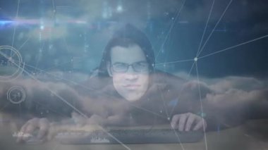 Teknoloji laboratuvarında masa başında yazı yazan bir adam. Canlandırılmış bulut görselleri ve parlayan kod akışları var. Teknoloji, siber güvenlik, veri analizi, fütüristik, yenilik, ağ, dijital