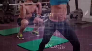 Spor partnerleri kollarını kaldırıyor ve spor salonundaki yeşil paspasın üzerine çömeliyor. Form verileri üst üste geliyor. Fitness, strength, training, technology, Health, motivasyon, athletic
