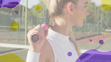 Tenis kortunda raket sallayan kadın spor analizinde mor sarı kaplamalı şekiller gösteriyor. Atletik, zindelik, yaz, hareket, spor, enerji, modern