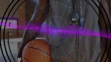 Tişört giyen, teknoloji kullanan, mor parçacık dalgalı kameraya gülümseyen ve HUD grafikleri olan olgun bir adam. Gelecekçi, teknoloji, dijital, yenilik, modern, kentsel, sağlıklı