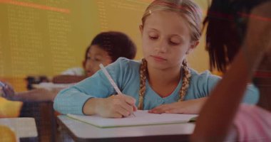 Okul sınıfında kalemlerle not defterlerine yazı yazan öğrenciler, masaların üzerinde yüzen animasyon simgeleri. Eğitim, öğrenme, işbirliği, odaklanma, çocukluk, yaratıcılık, akademik