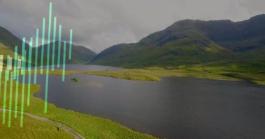 Dağ manzarası üzerinde canlandırılan veri tabloları, şeffaf bar ve çizgi grafiklerini gösteriyor. Manzara, panoramik, bilgi, dijital, doğal, sakin, fütürist