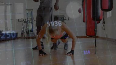 Spor salonunda şınav çeken bayan stajyer antrenör denetleme ve animasyon veri örtüsü ile birlikte. Spor, güç, eğitim, kardiyovasküler, motivasyon, sağlık, modern
