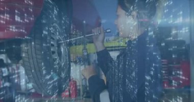 Hidrolik asansörde kırmızı arabanın yanında diz çöken oto tamircisi kod altında fındıkları sıkıyor. Tamirci, atölye, sanayi, kesinlik, teknoloji, bakım, mühendislik