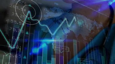 Sanal arayüzde finans verilerini analiz eden, neon çizelgeleri ve çubuk grafiklerini gösteren bir kadın. Finans, analitik, teknoloji, fütürizm, dijital, veri güdümlü, iş