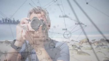 Rocky Beach 'i DSLR kamerasıyla yakalayan adam, teknolojiyi ağ hatları ve veri grafikleriyle entegre ediyor. Macera, keşif, teknoloji, doğa, bağlantı, yenilik, açık hava