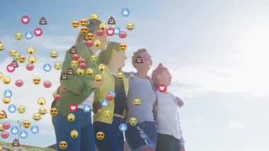 Arkadaşlar açık havada birbirlerine bağlanıyorlar, yüzen kalplerle dijital pazarlama gösteriyorlar. Çeşitlilik, dostluk, kutlama, pozitiflik, canlılık, bağlantı, açık hava