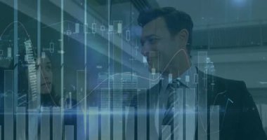 İş arkadaşları finansal şamdanlarla ve bar çizelgeleriyle sayısal veri örtüşüyorlar. Kurumsal, analitik, dijital, veri görselleştirme, profesyonel, teknoloji, modern