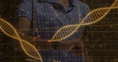 Gövde üzerinde holografik DNA sarmalları yansıtırken tablet havada süzülen veri grafiklerini gösteriyor. Gelecekçi, yenilikçi, teknoloji, bilim, araştırma, görselleştirme, arayüz