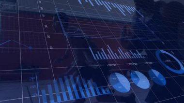 Siluetli erkek oyuncu elinde basketbol topu tutuyor ve spor veri tablosunu takım arkadaşı olarak sahada gösteriyor. Atletik, takım çalışması, performans, teknoloji, eğitim, fitness, analiz