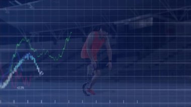 Endüstriyel salıncakta kettlebell salıncak yapan bir adam, finans şamdanı grafiğini gösteriyor. Fitness, strength, training, industrial, dynamic, modern, power