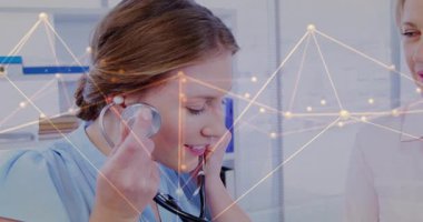 Tıbbi klinikte steteskop kullanan bir doktor, yüzen ağ grafikleri gösteriyor. Sağlık, profesyonellik, teşhis, izleme, klinik, sağlık, teknoloji